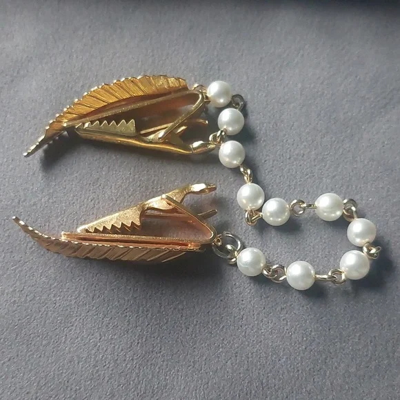 Gold Toned Simulated Pearl Vintage Mid Century Style Scarf or Sweater Clip - Picture 2 of 16
